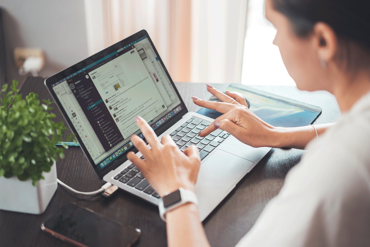 découvrez les avantages et les défis du télétravail. apprenez à optimiser votre productivité à distance, à maintenir une bonne communication avec votre équipe et à équilibrer vie professionnelle et vie personnelle. le télétravail : une nouvelle manière de travailler qui transforme nos habitudes.