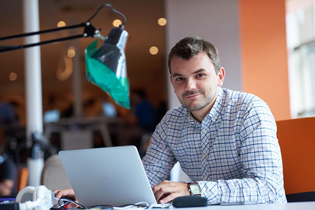 découvrez tout ce qu'il faut savoir sur les avantages employés : types de prestations, avantages fiscaux et meilleures pratiques pour attirer et fidéliser vos talents.