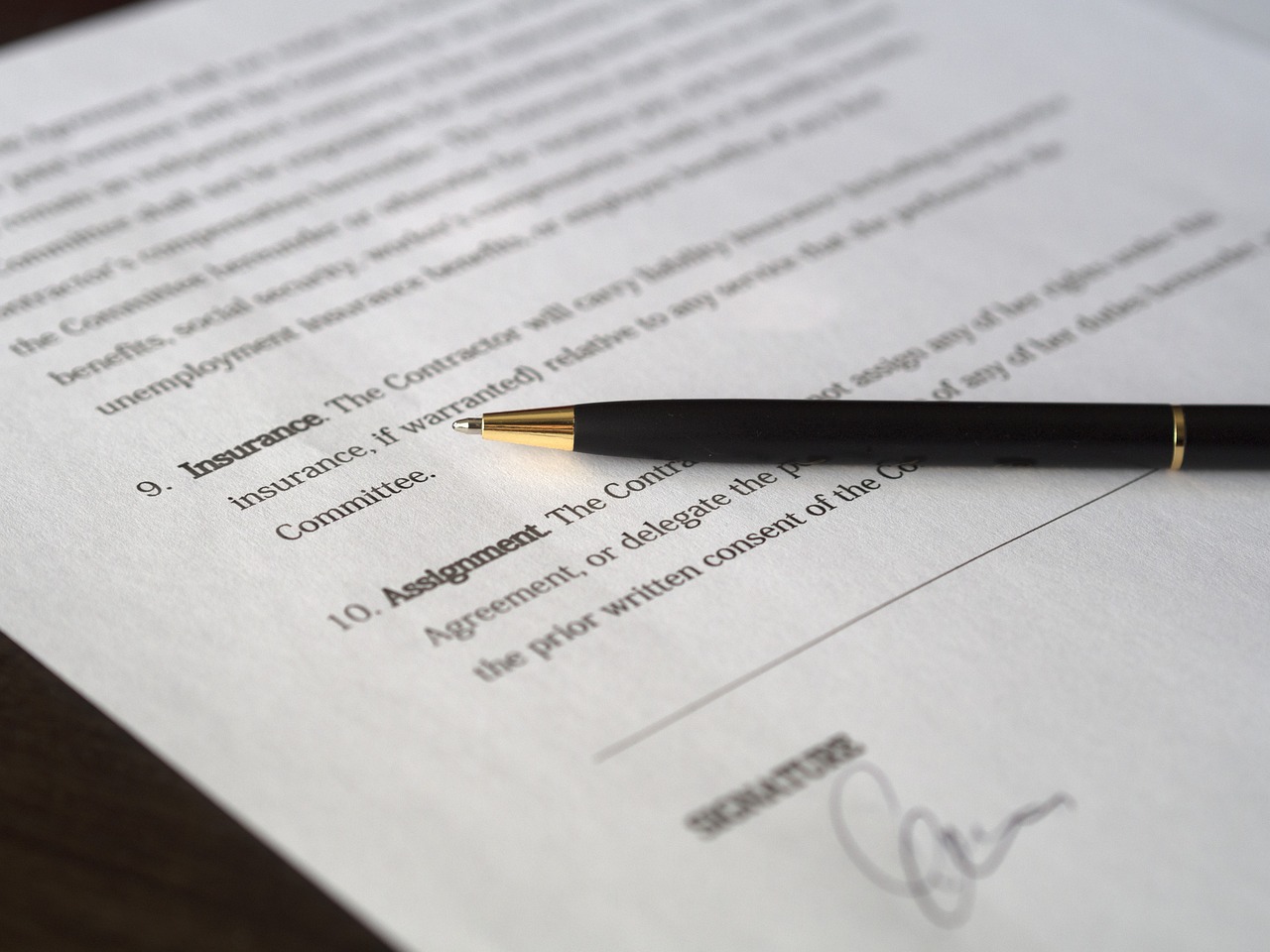 découvrez comment réussir une renégociation de contrat grâce à nos conseils pratiques et stratégies efficaces. optimisez vos accords tout en préservant de bonnes relations professionnelles.