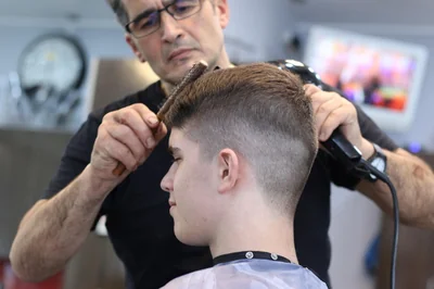 Coiffure homme décoiffé : le guide ultime des styles tendance 2026